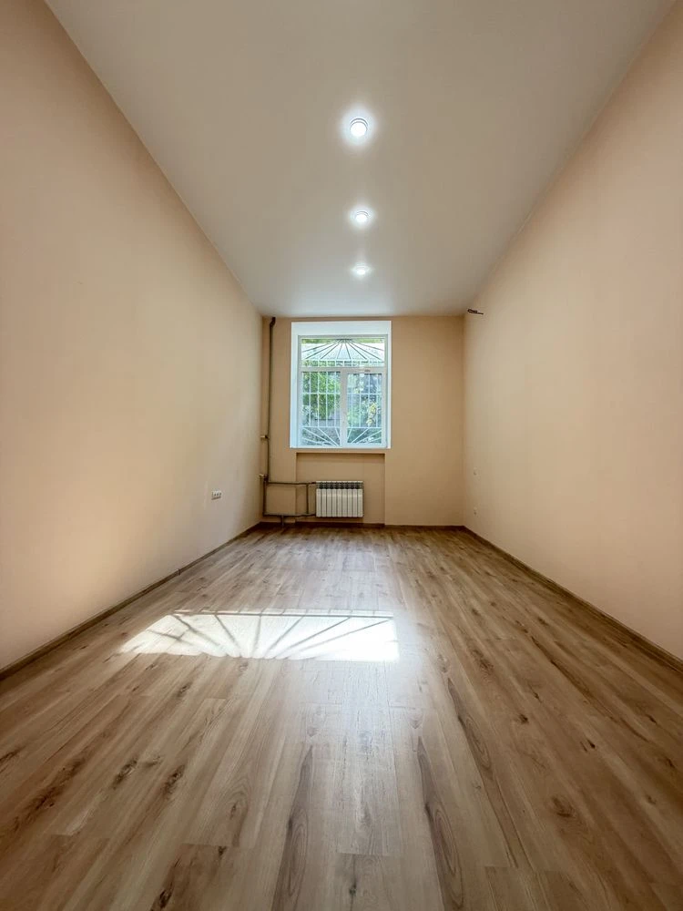 3-bedroom apartment for sale on Arkasivska Street with renovation