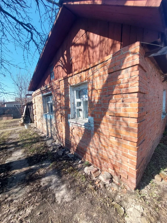 Частина будинку з власним двором і землею.