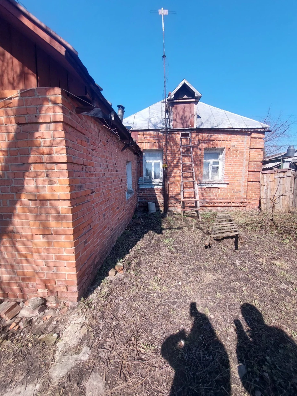 Частина будинку з власним двором і землею.