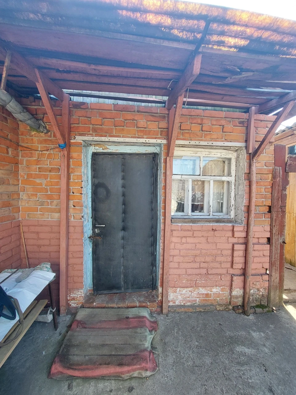 Частина будинку з власним двором і землею.