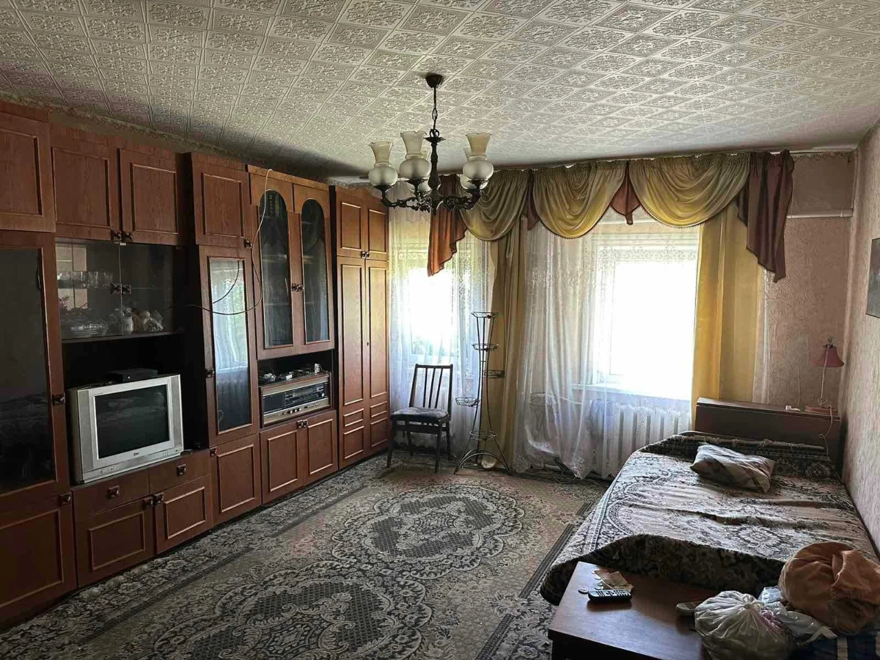 Продаж частини будинку з двома гаражами та ділянкою 10 соток
