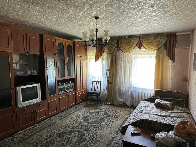 Sale of a part of a house with two garages and a plot of 10 acres