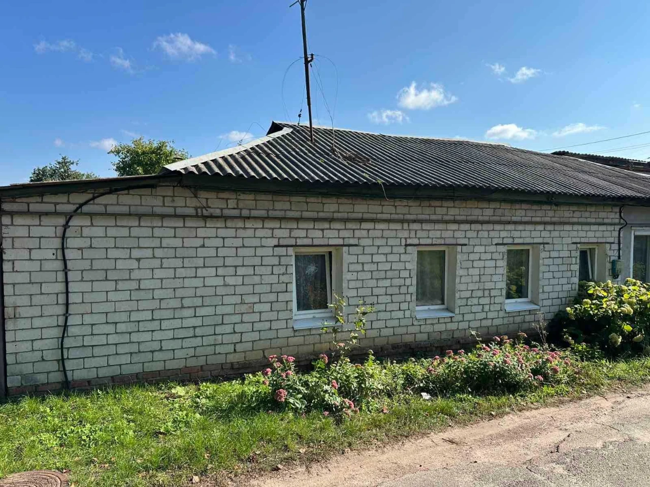 Продаж частини будинку з двома гаражами та ділянкою 10 соток