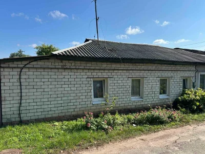 Продаж частини будинку з двома гаражами та ділянкою 10 соток