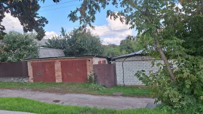 Продаж частини будинку з двома гаражами та ділянкою 10 соток