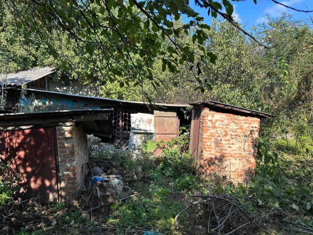 Продаж частини будинку з двома гаражами та ділянкою 10 соток