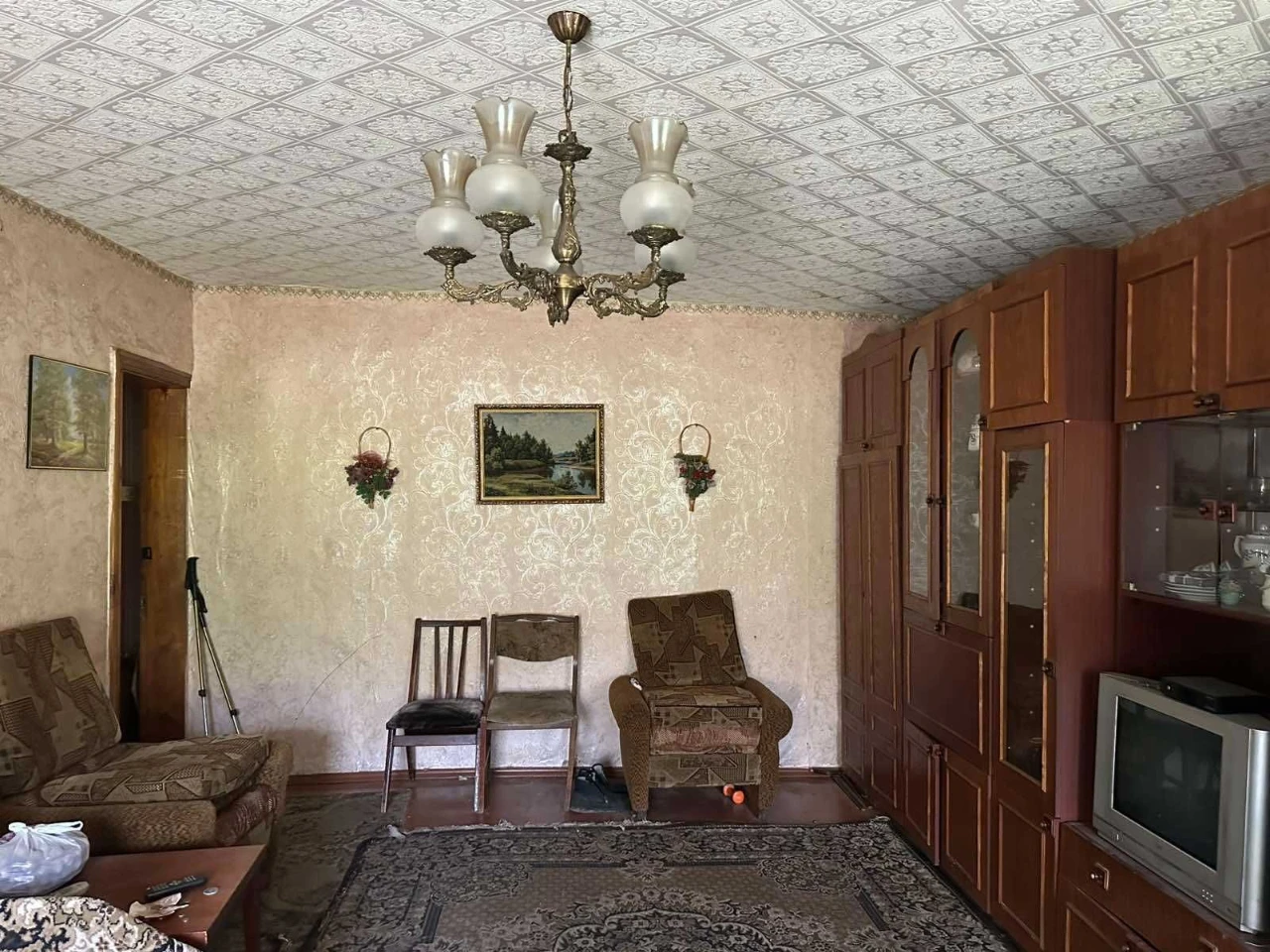 Продаж частини будинку з двома гаражами та ділянкою 10 соток