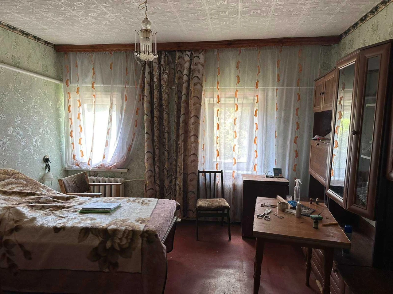 Продаж частини будинку з двома гаражами та ділянкою 10 соток