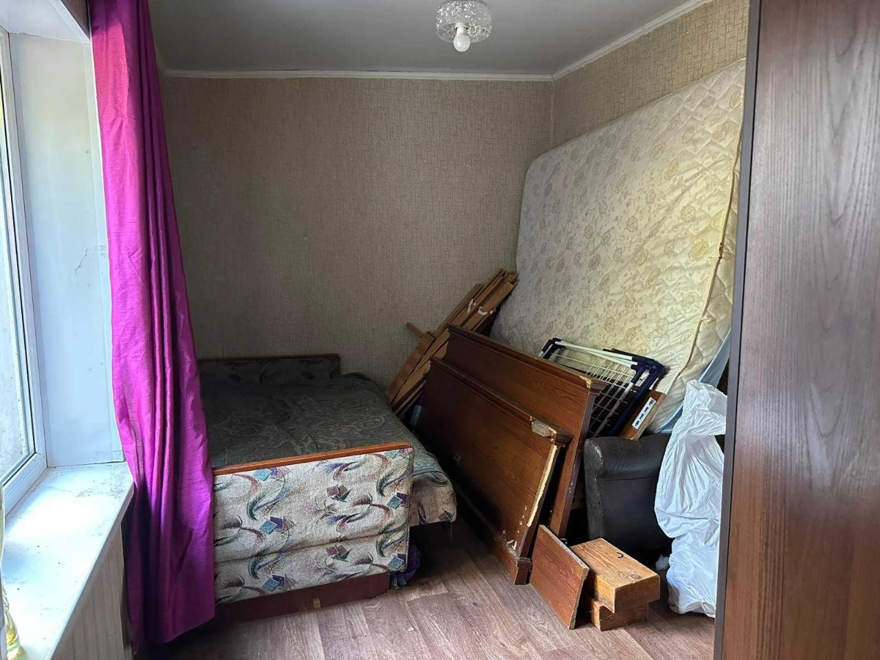 Продаж частини будинку з двома гаражами та ділянкою 10 соток