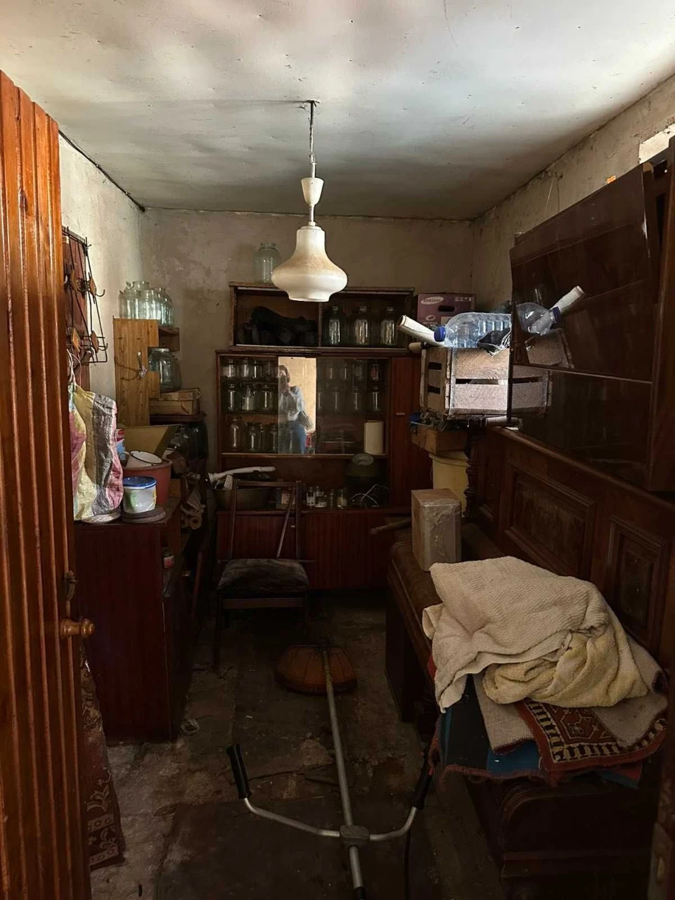 Продаж частини будинку з двома гаражами та ділянкою 10 соток