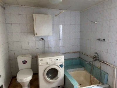 Продаж частини будинку з двома гаражами та ділянкою 10 соток
