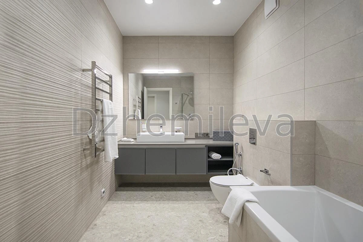 Rent 3-bedroom apartment (138 sq m) in Kyiv, Holosiiv district