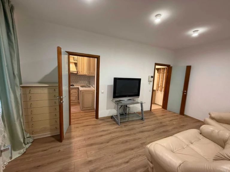 Spacious 2-bedroom apartment for sale, 42 m², renovated and furnished in Pechersk