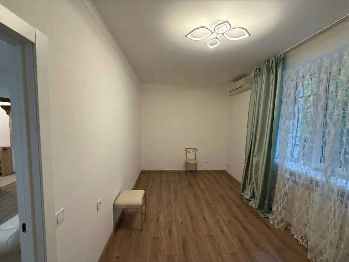 Spacious 2-bedroom apartment for sale, 42 m², renovated and furnished in Pechersk