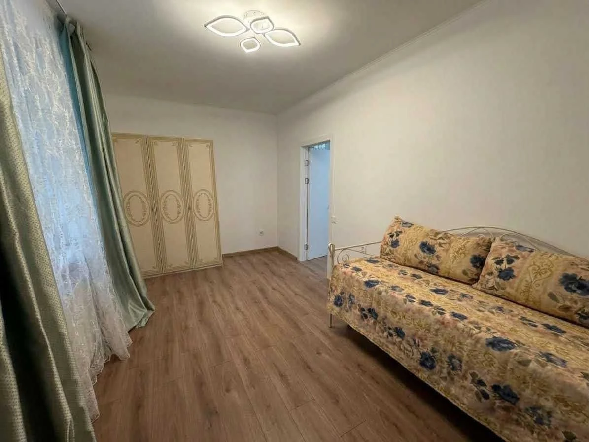 Spacious 2-bedroom apartment for sale, 42 m², renovated and furnished in Pechersk