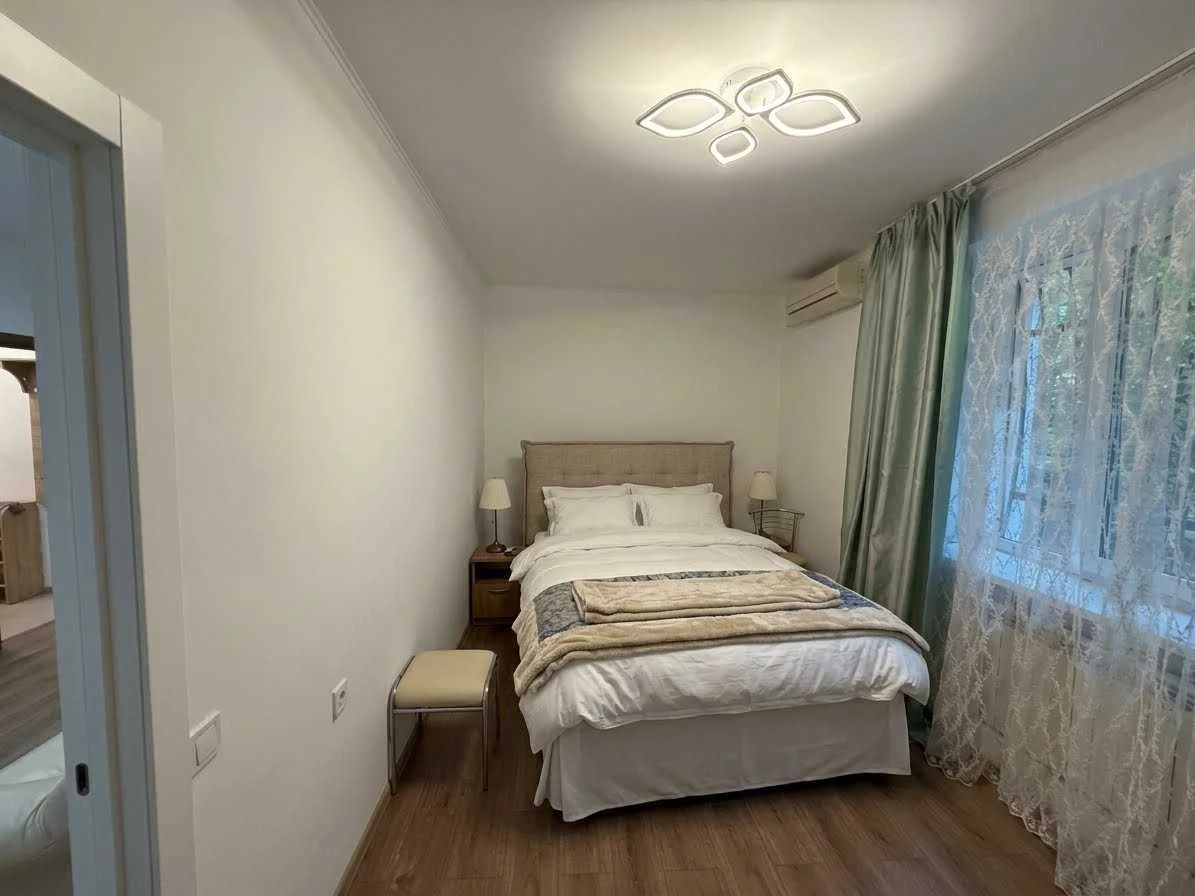 Spacious 2-bedroom apartment for sale, 42 m², renovated and furnished in Pechersk