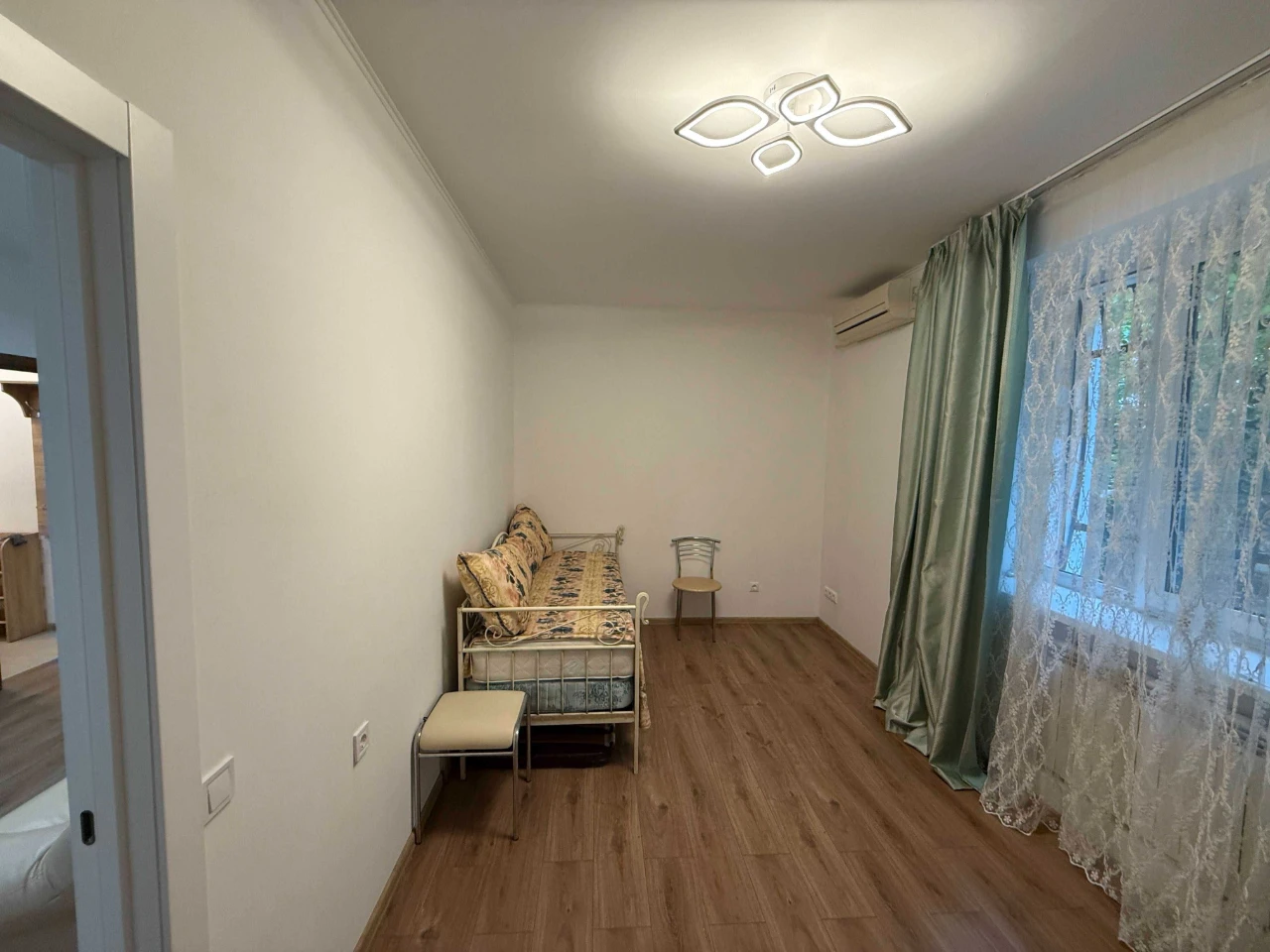 Spacious 2-bedroom apartment for sale, 42 m², renovated and furnished in Pechersk