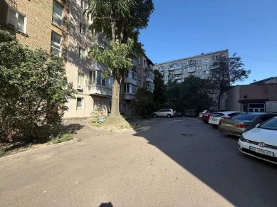 Spacious 2-bedroom apartment for sale, 42 m², renovated and furnished in Pechersk