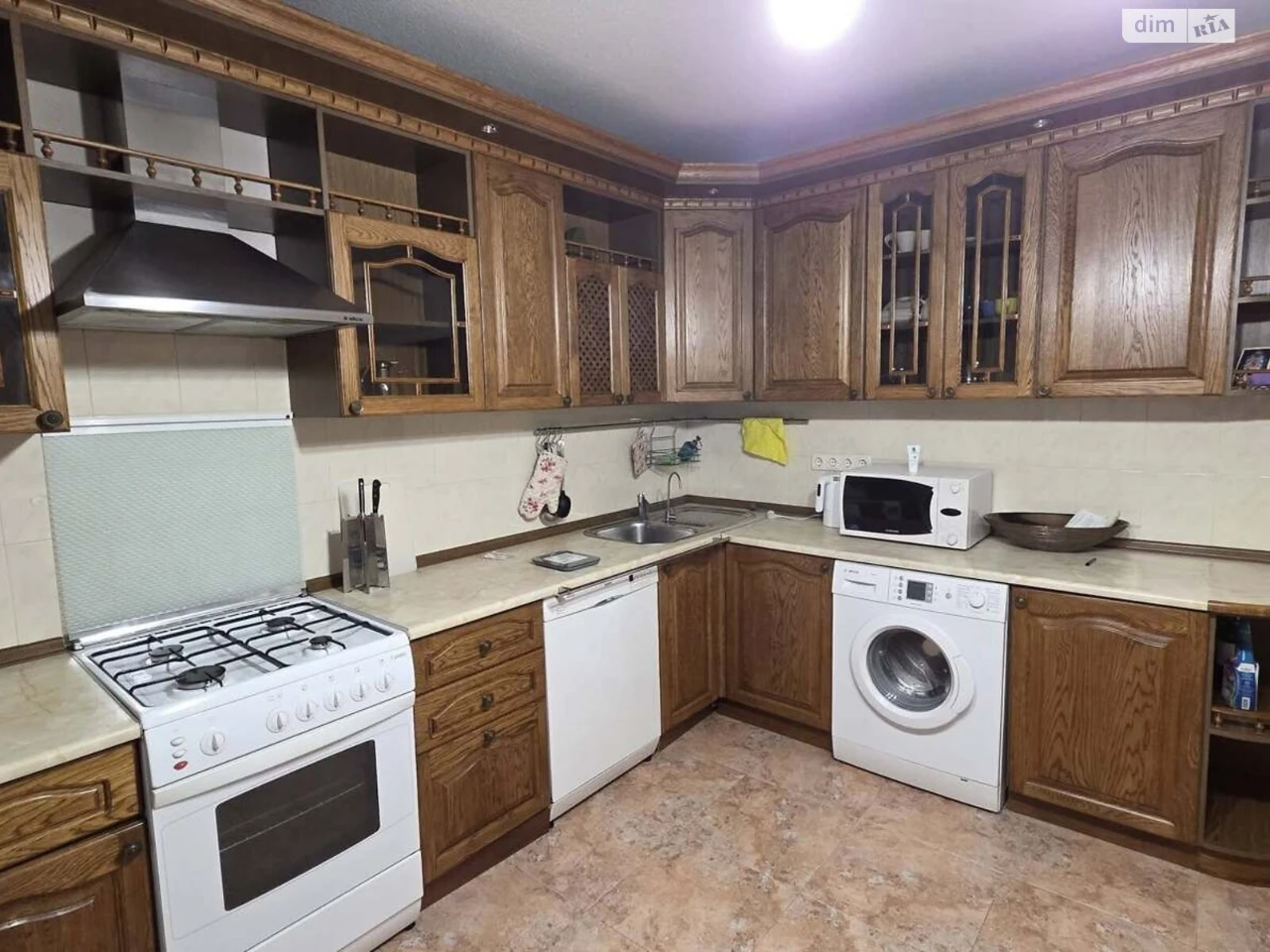 Long-Term Rental Apartment, Poczynki