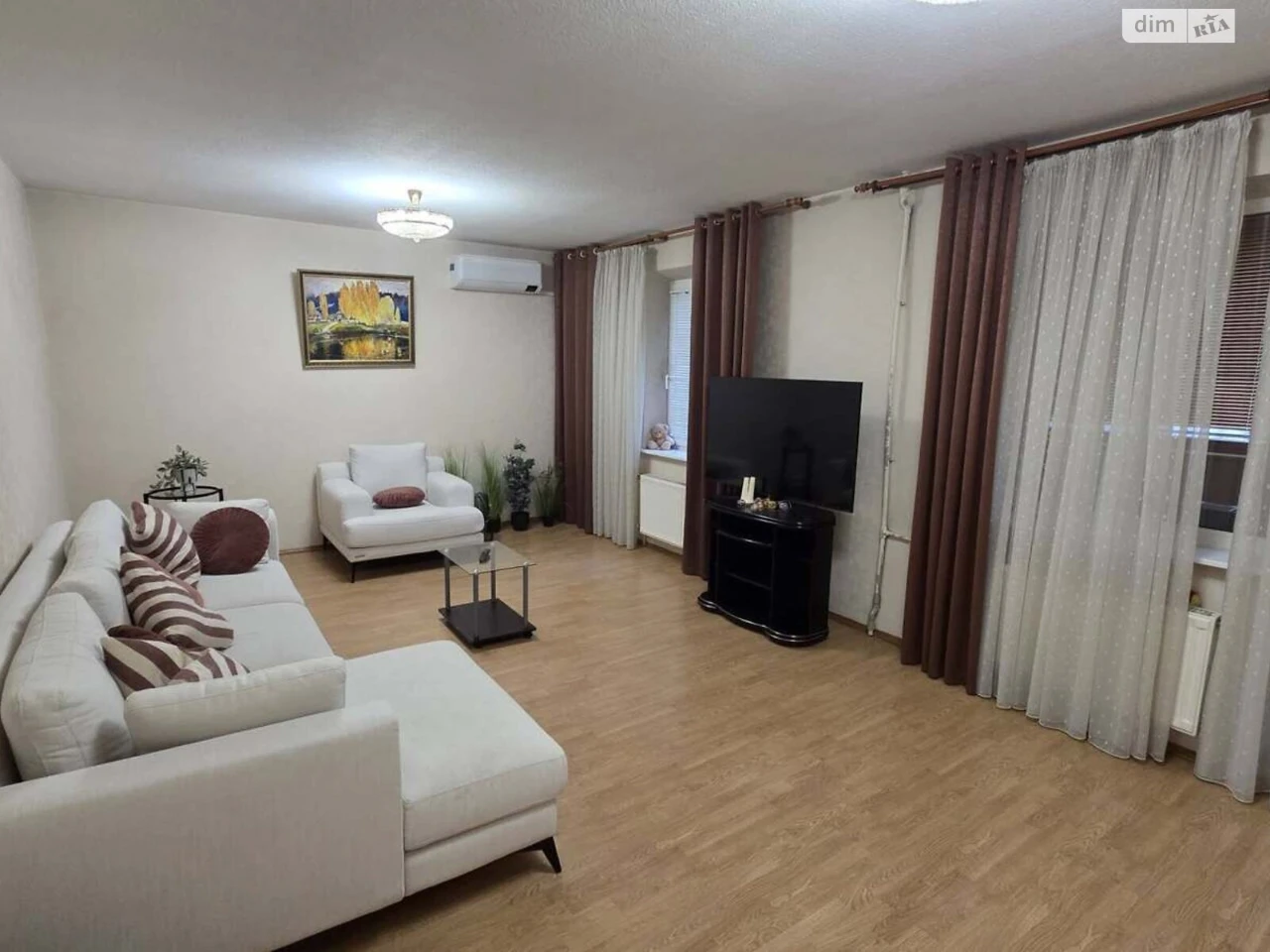 Long-Term Rental Apartment, Poczynki