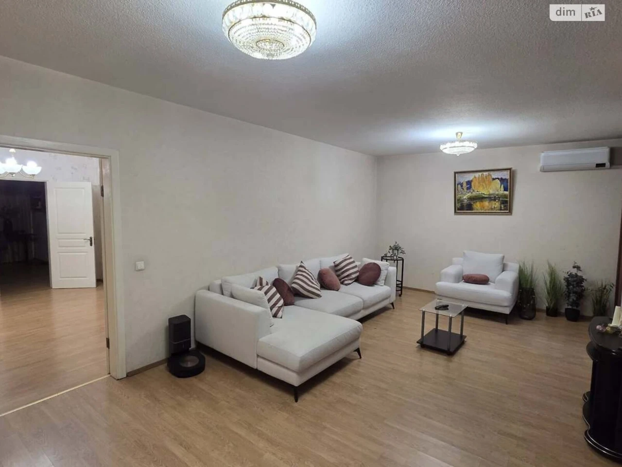 Long-Term Rental Apartment, Poczynki