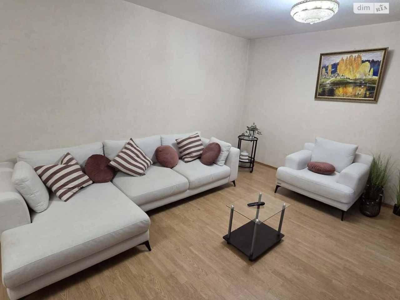 Long-Term Rental Apartment, Poczynki