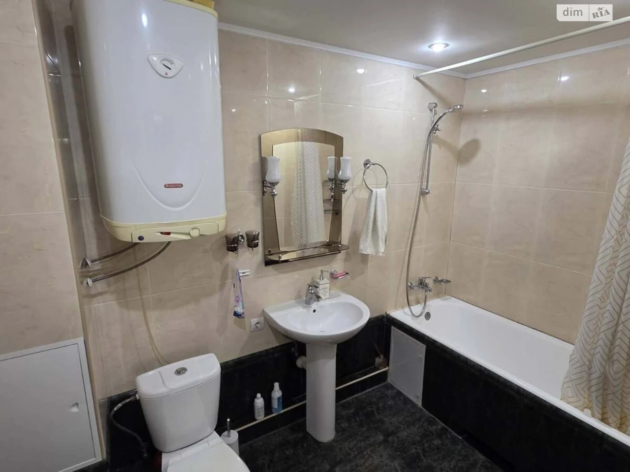 Long-Term Rental Apartment, Poczynki