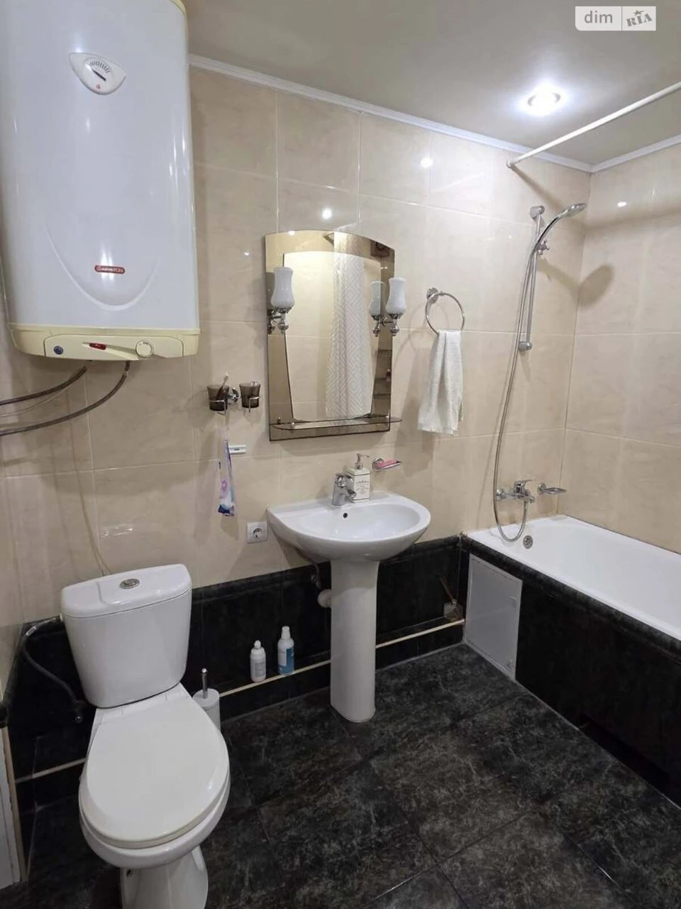 Long-Term Rental Apartment, Poczynki