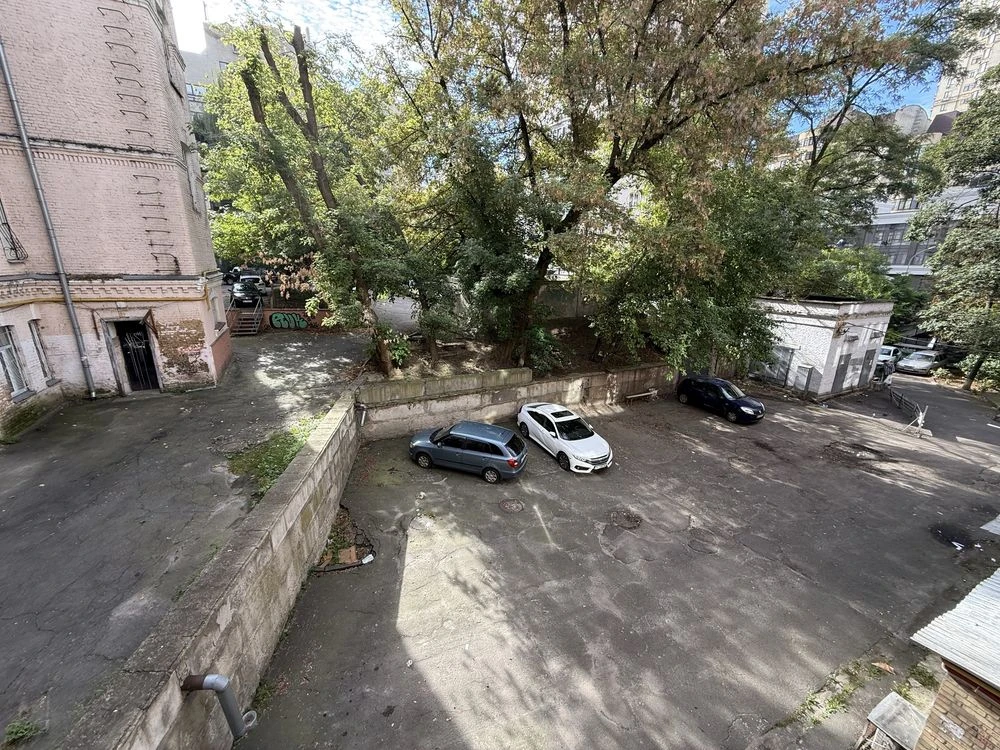 2-bedroom apartment with new renovation near the center of Kyiv!