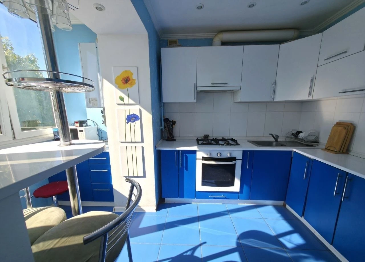 4-room apartment "CHESKA" on Nezalezhnosti Avenue