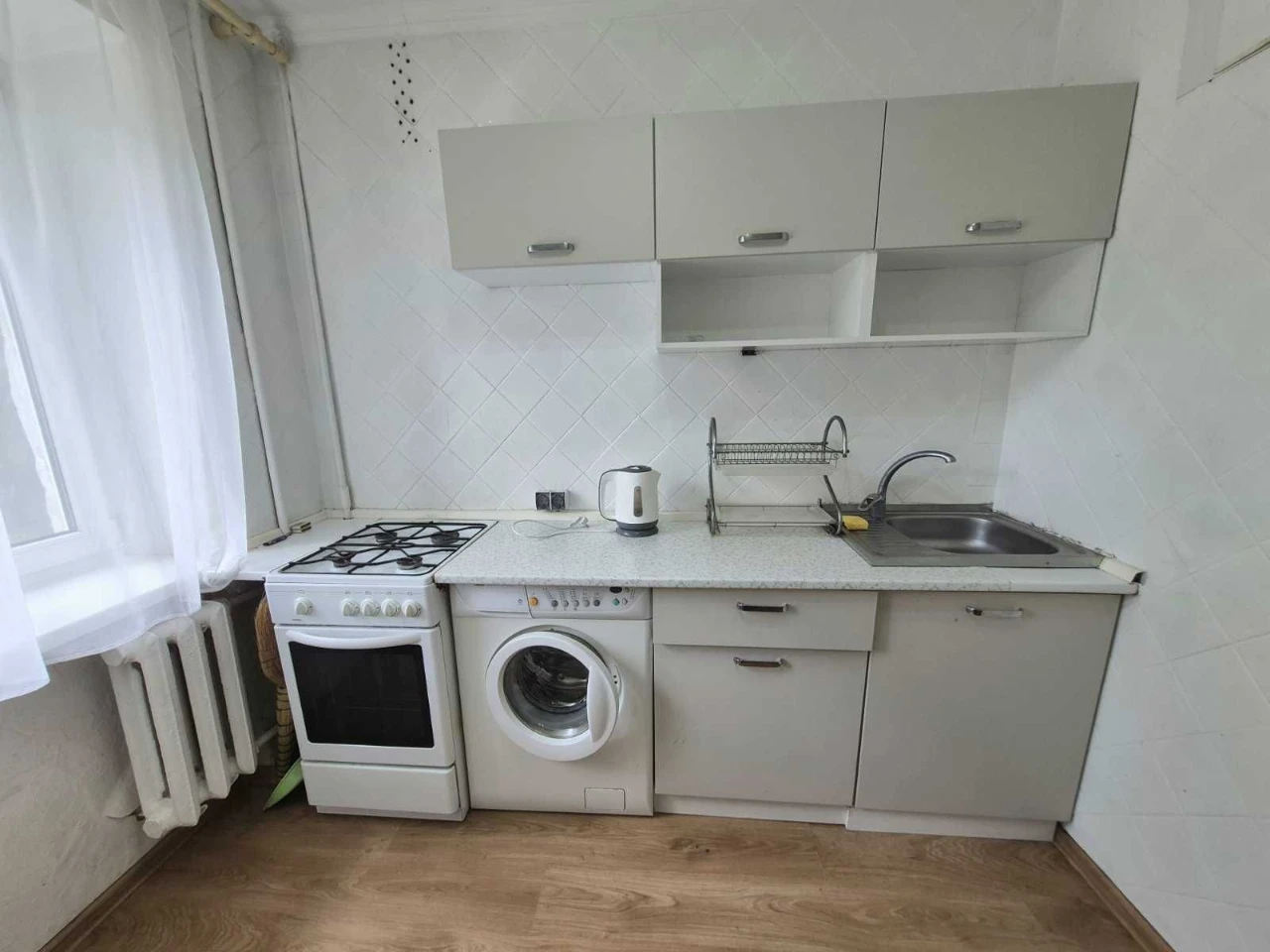 Черьомушки, 2-й этаж, мебель и техника остаются - продам