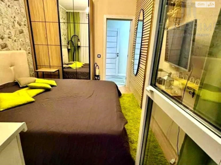 Apartment for Sale, Poznyaky