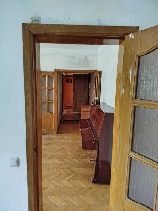 Продаеться  3кімн  Русанівка Русанівський б-р 9