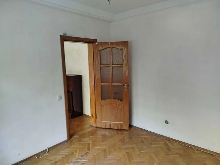 Продаеться  3кімн  Русанівка Русанівський б-р 9