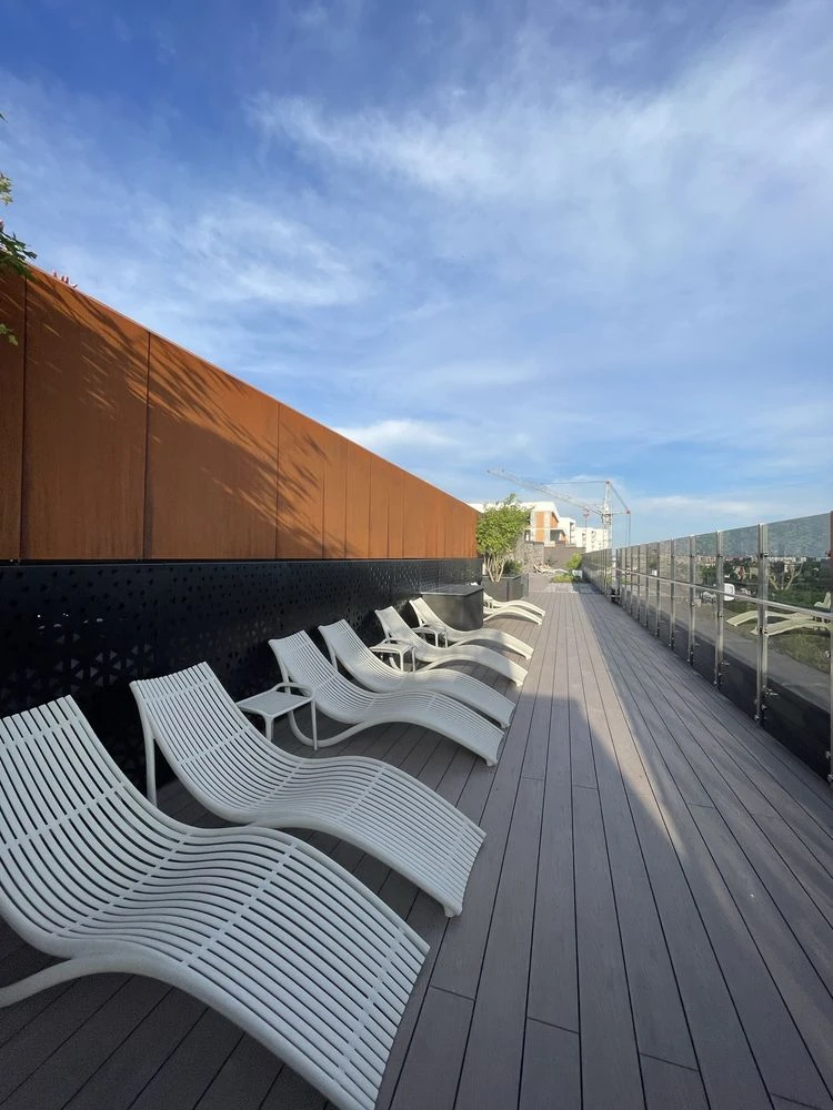 Apartment with modern renovation in a building with a pool. Manhattan Residence AP