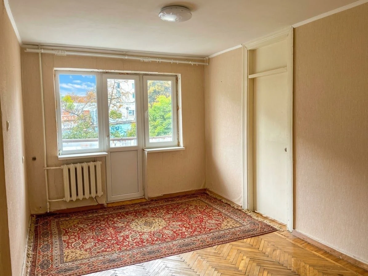 For sale: 2-room apartment. City center.