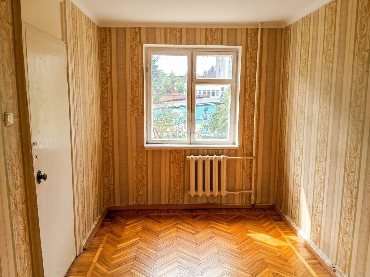 For sale: 2-room apartment. City center.