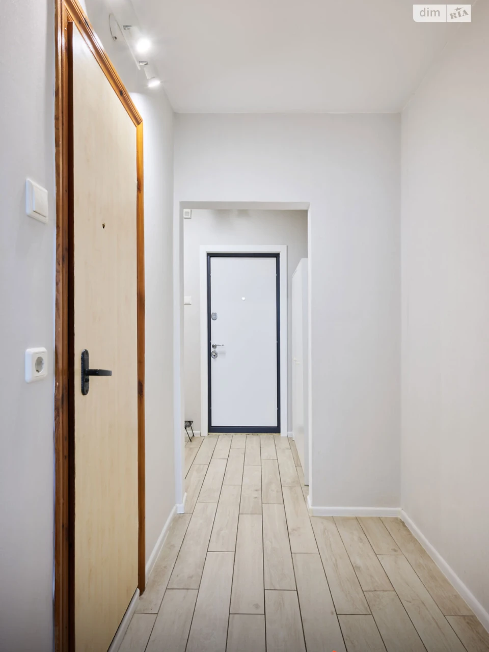 Apartment for Sale: Lesovy Masiv