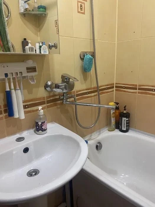 For Sale: 3-room apartment. Good location