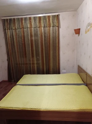 Продається 3-кімнатна квартира в цегляному будинку на першому поверсі