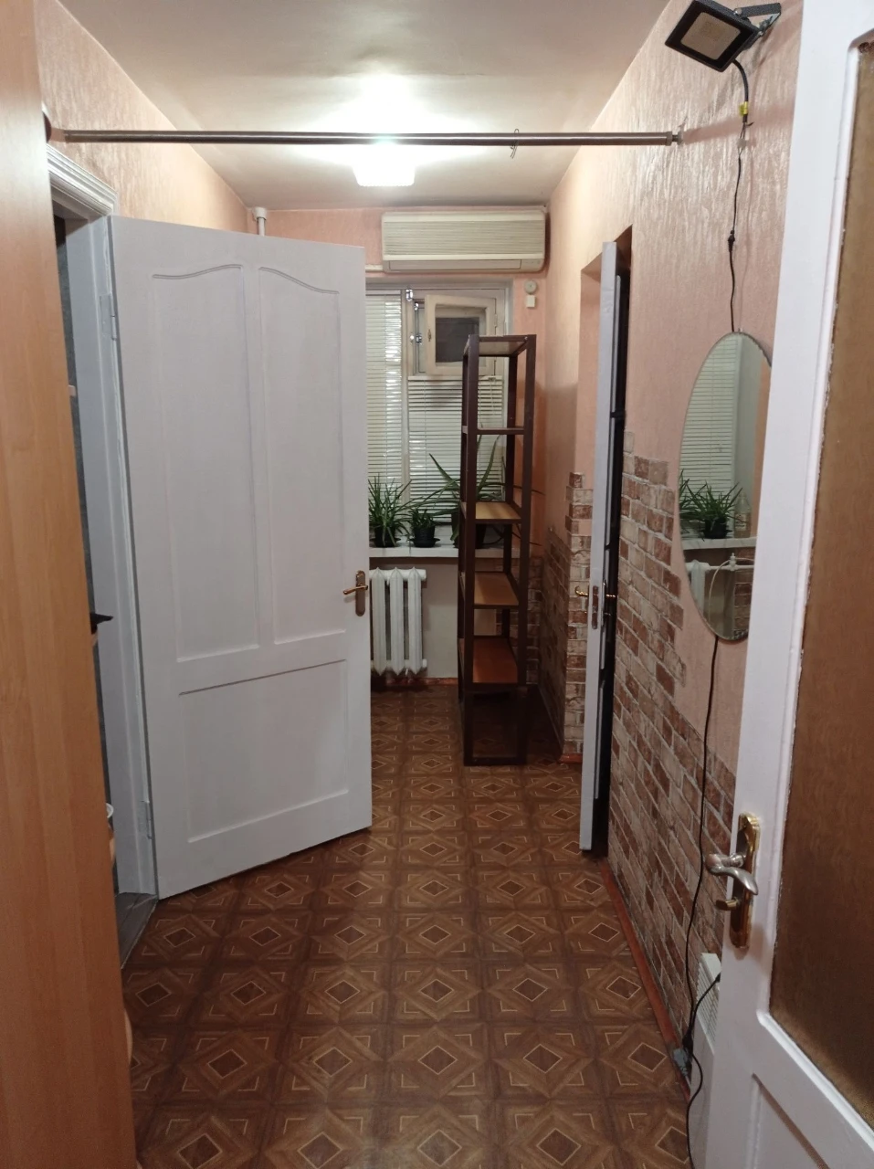 Продається 3-кімнатна квартира в цегляному будинку на першому поверсі