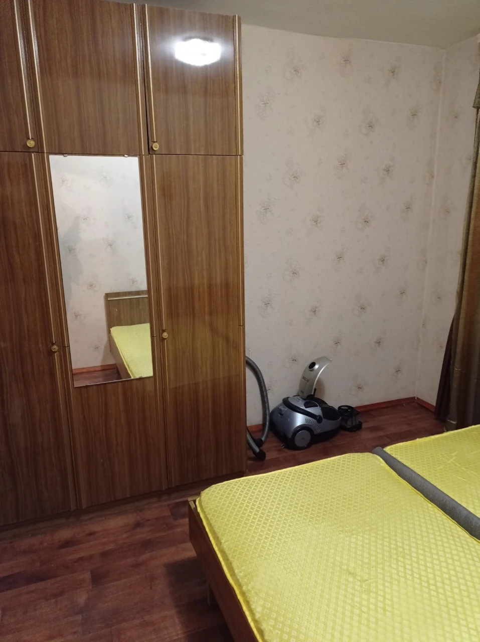 Продається 3-кімнатна квартира в цегляному будинку на першому поверсі