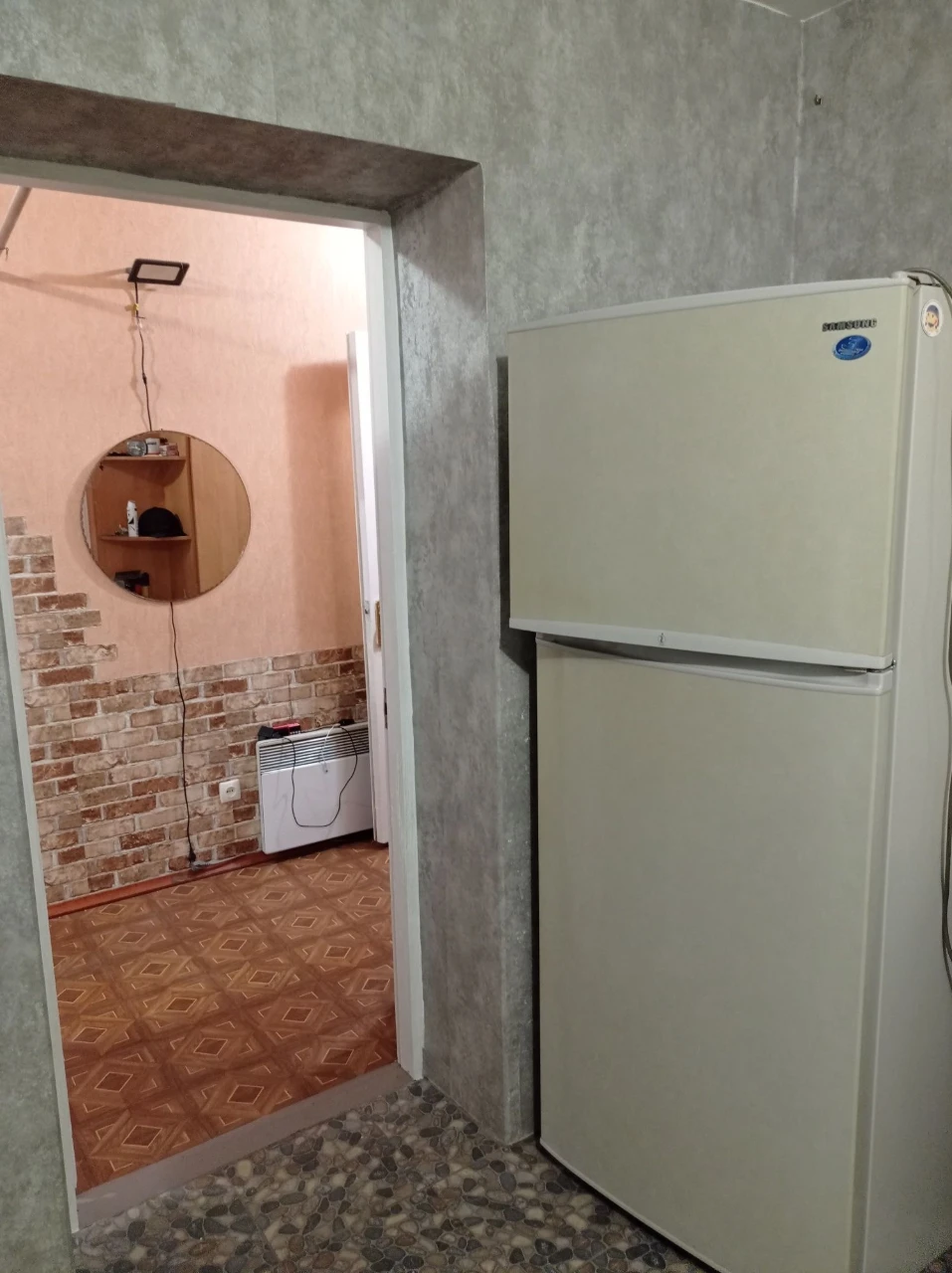 Продається 3-кімнатна квартира в цегляному будинку на першому поверсі