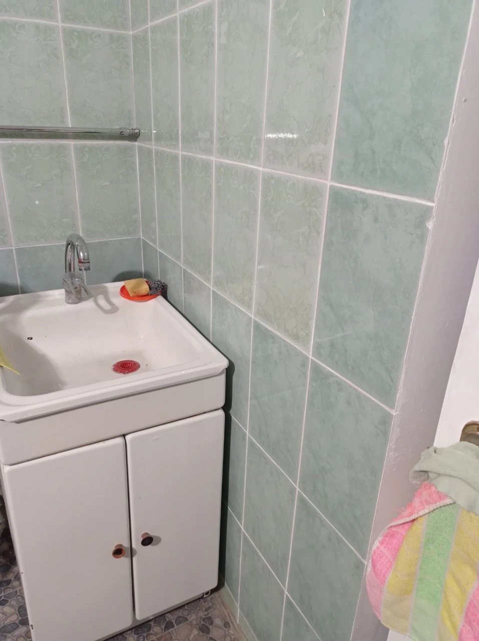 Продається 3-кімнатна квартира в цегляному будинку на першому поверсі
