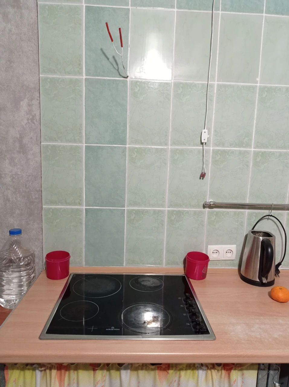 Продається 3-кімнатна квартира в цегляному будинку на першому поверсі