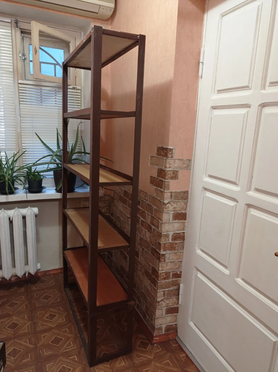 Продається 3-кімнатна квартира в цегляному будинку на першому поверсі