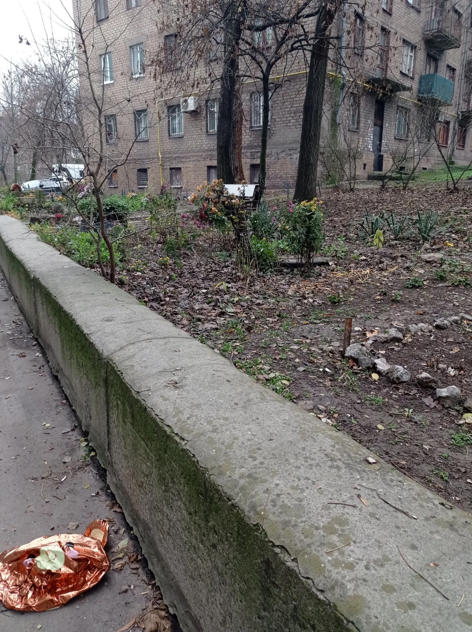 Продається 3-кімнатна квартира в цегляному будинку на першому поверсі