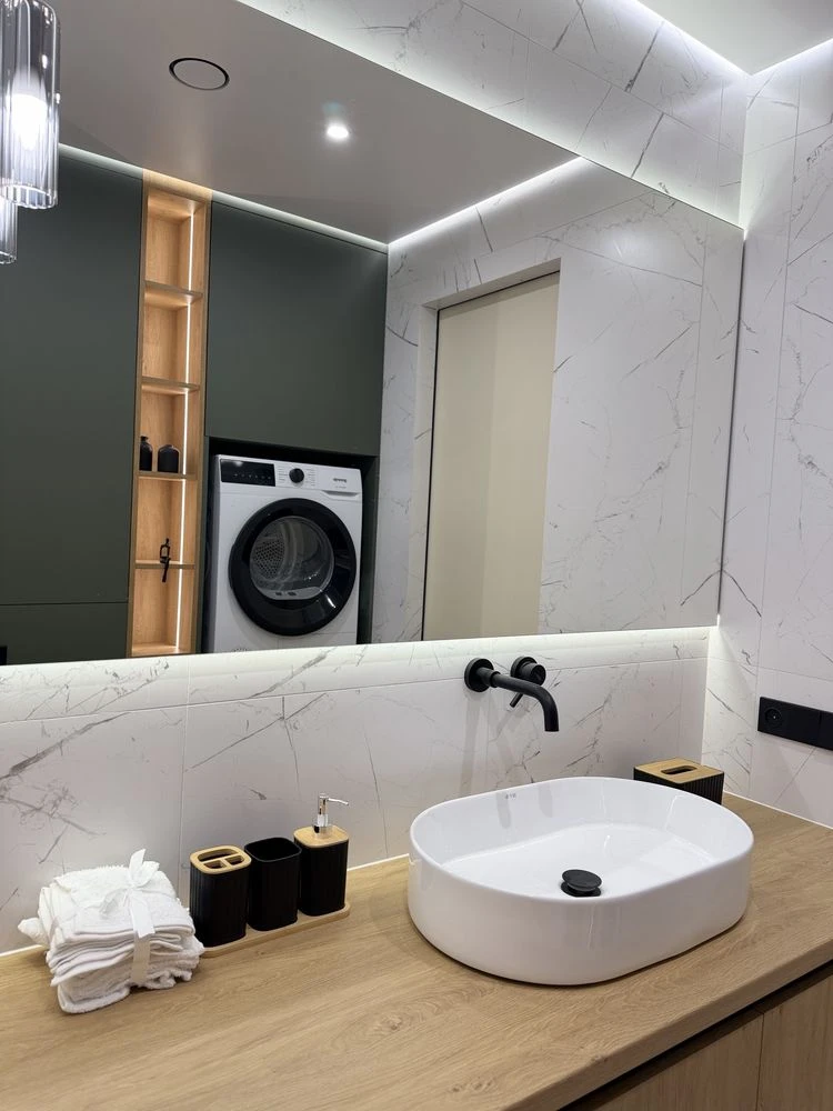 Дві  кімнати. 5й поверх, 70кв.м. новий ремонт Варшавський 3,