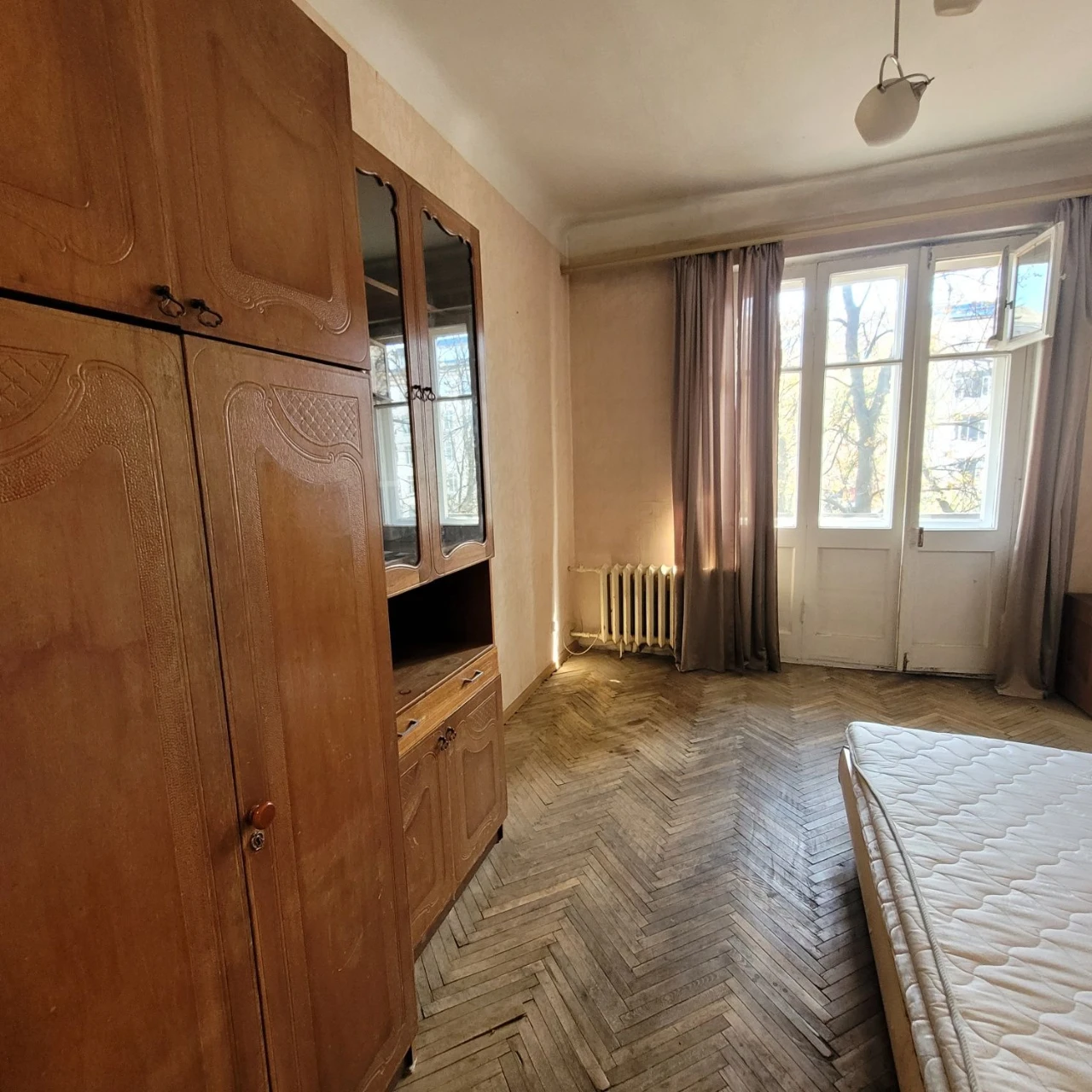 Продаж. Севастопольська площа