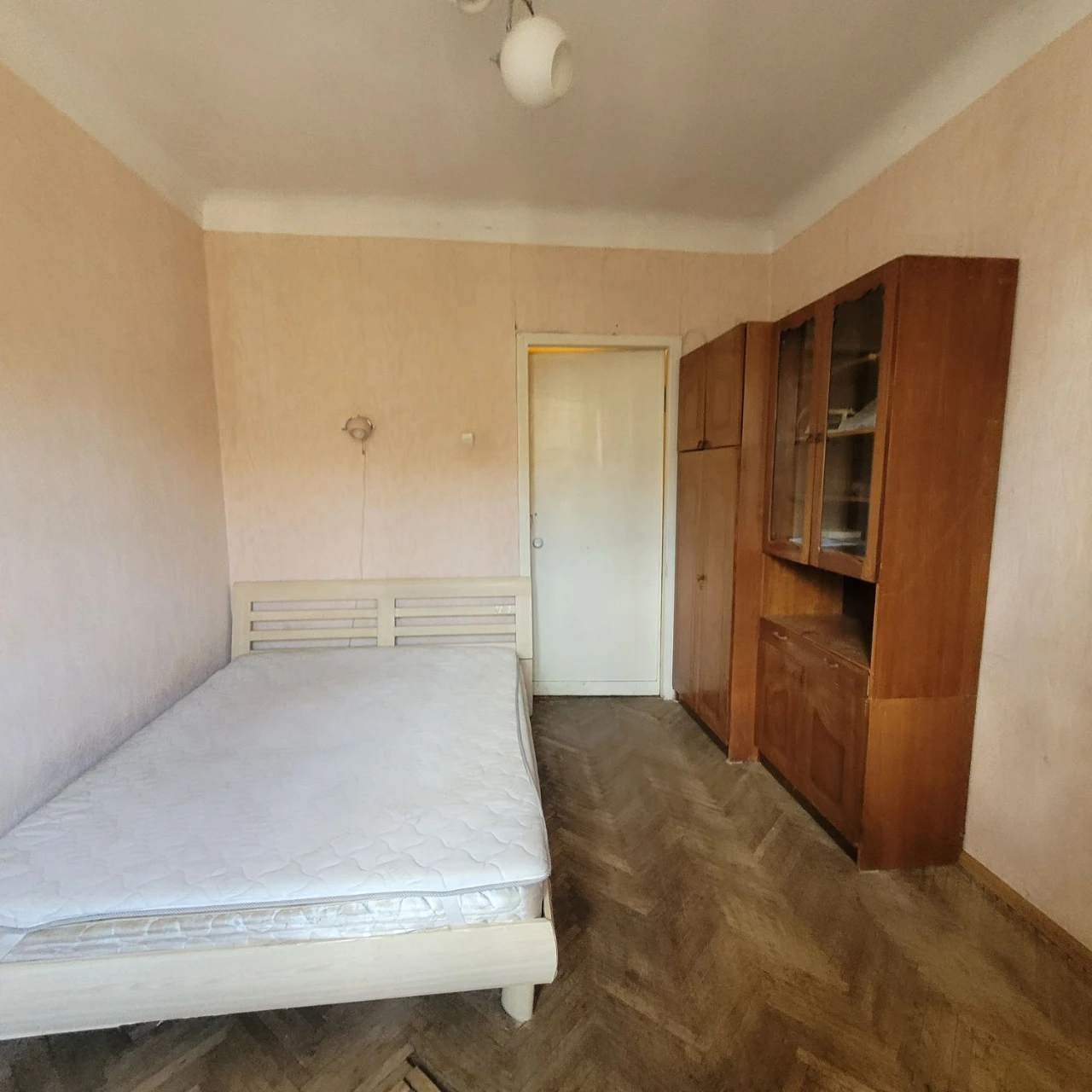 Продаж. Севастопольська площа